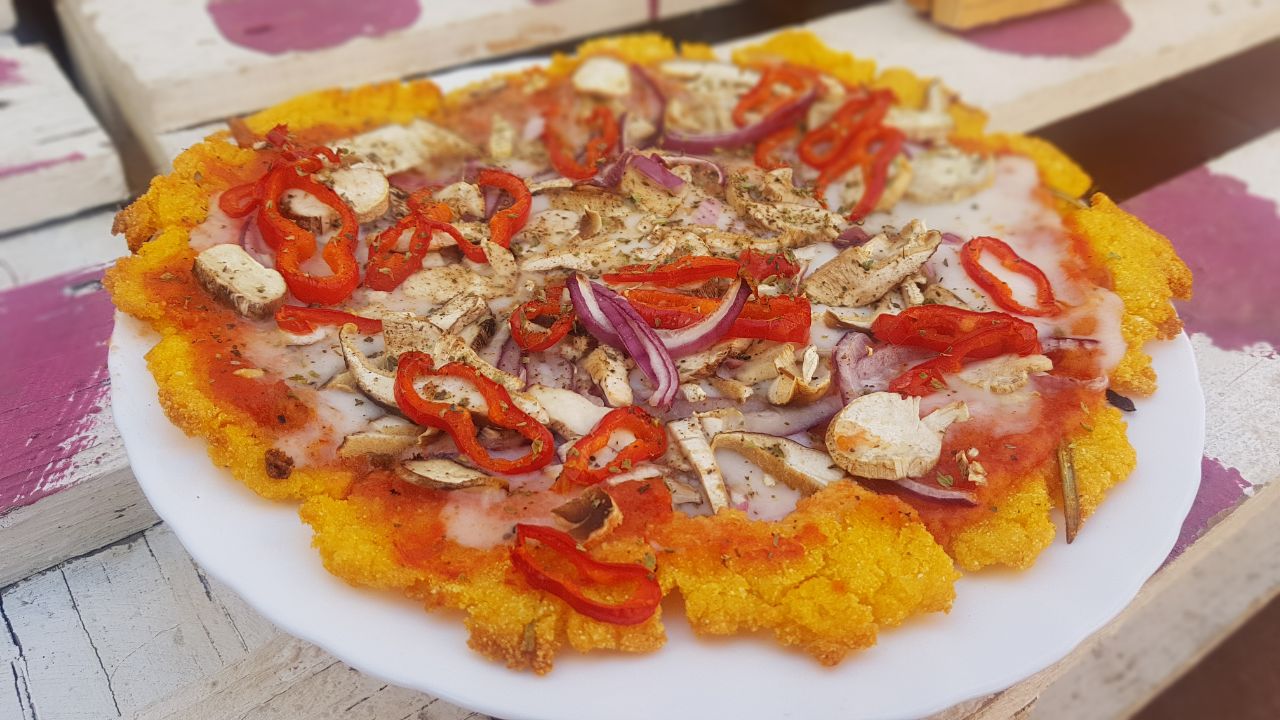 Pizza de polenta con verduras| Recetas veganas | Vegiterraneo
